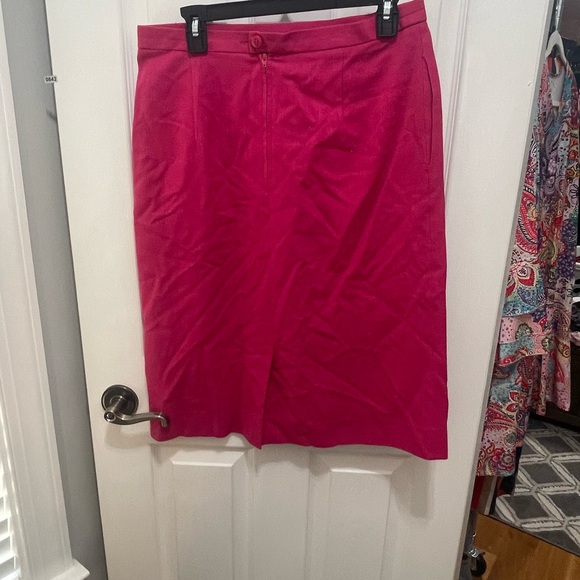 Pink skirt size 12 great condition zip in the back - Picture 5 of 7